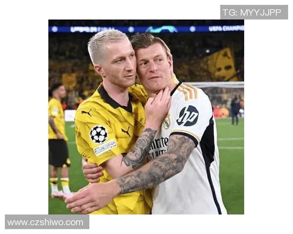 浴巾造型亮相的男士足球球星展现独特魅力引发球迷热烈讨论